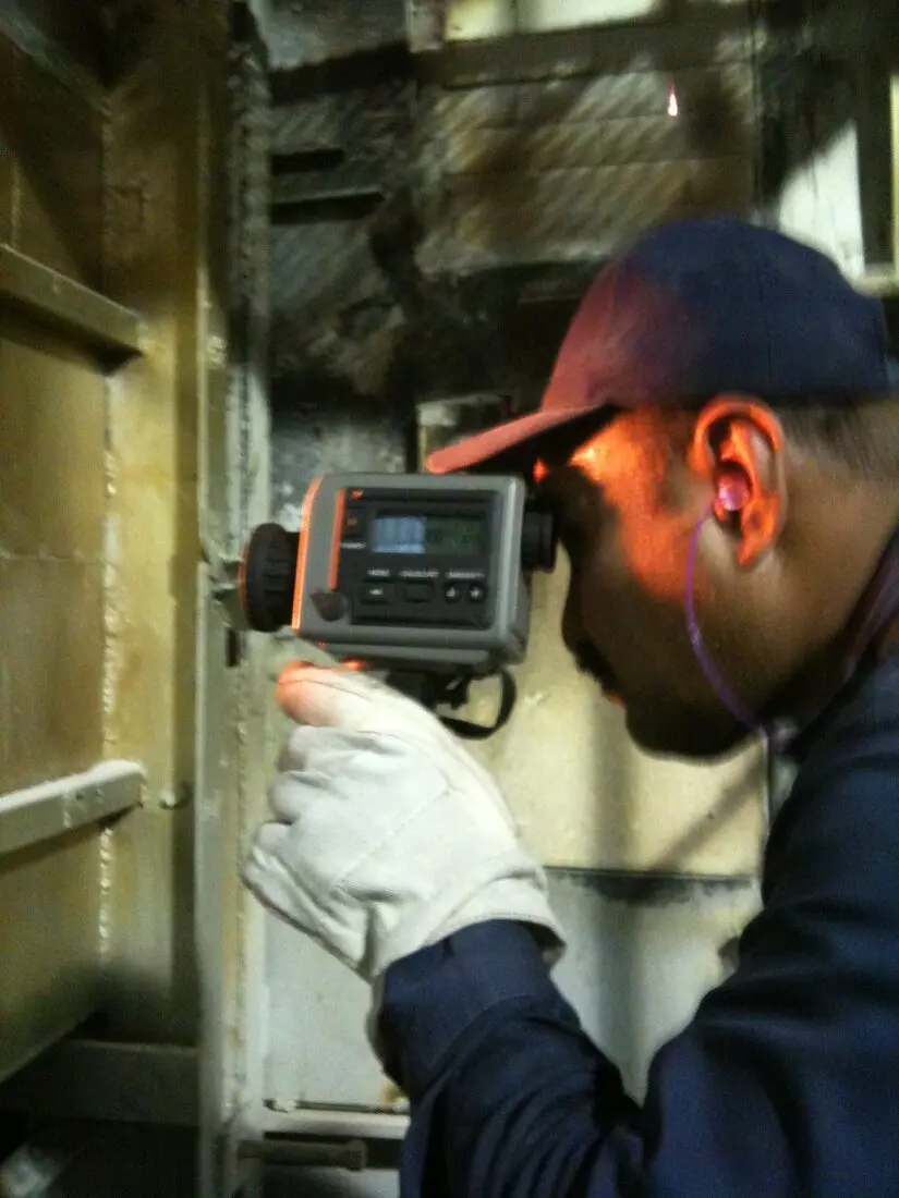 Especialista PIERUSA realizando calibración industrial