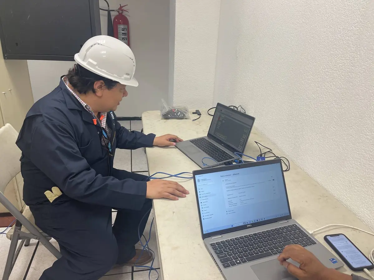 Especialista configurando equipo en San Carlos
